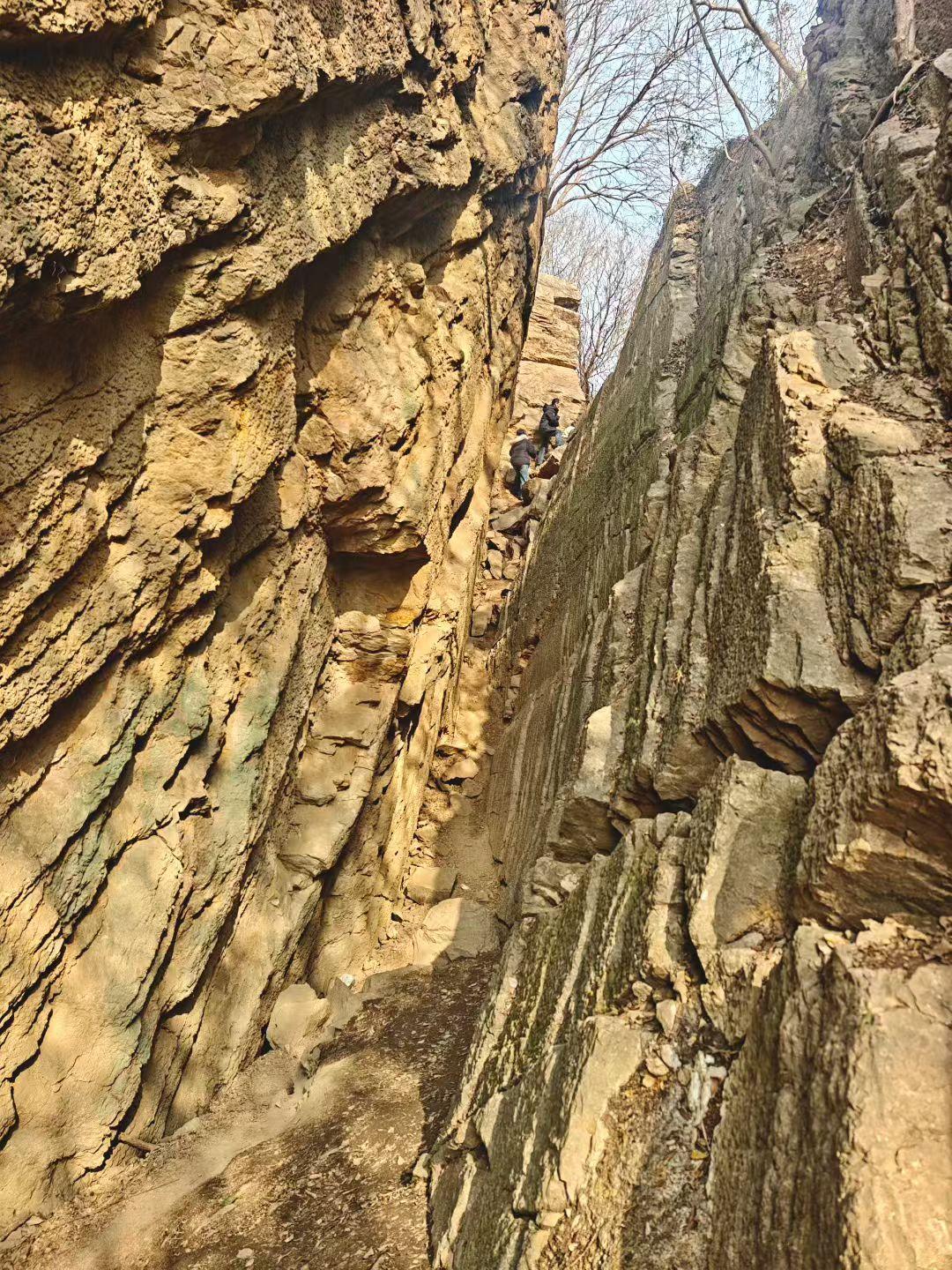 岩壁像大地扯开的褶皱，人在石缝间成了勇敢的逗号，阳光在崖壁上刻着纹路时，每一步都