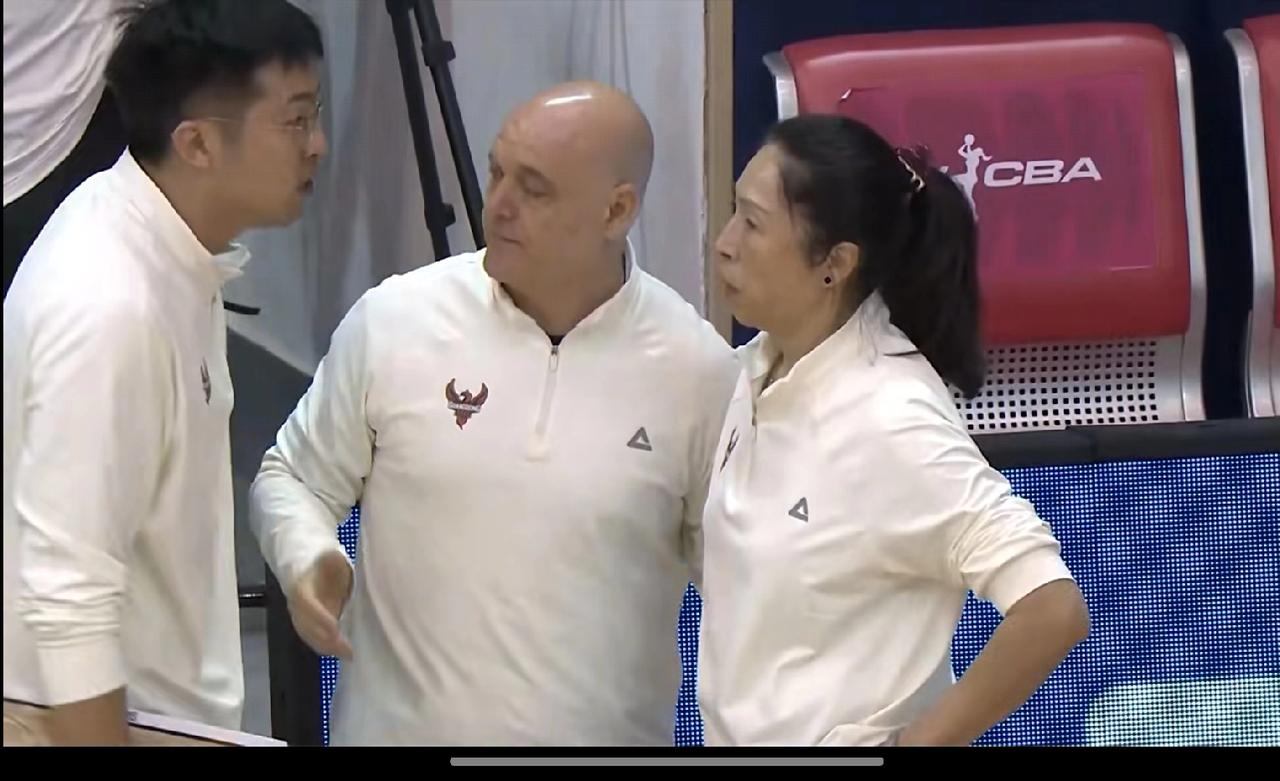 前中国女篮主教练郑薇疑似回归东莞新彤盛女篮当主教练。今天WCBA女篮季后赛东莞新