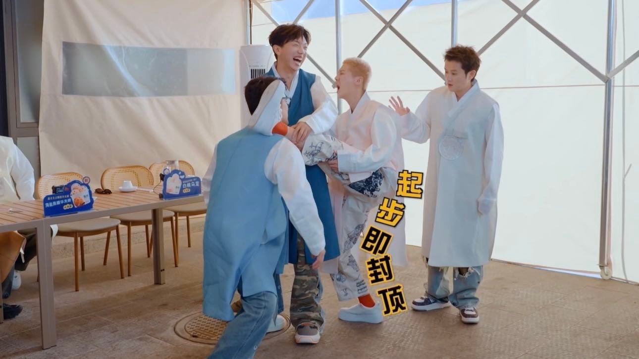 鹿晗腿长拉到184cm鹿晗腿长184cm 主打一个口是心非，嘴上连连示弱，拉伸时