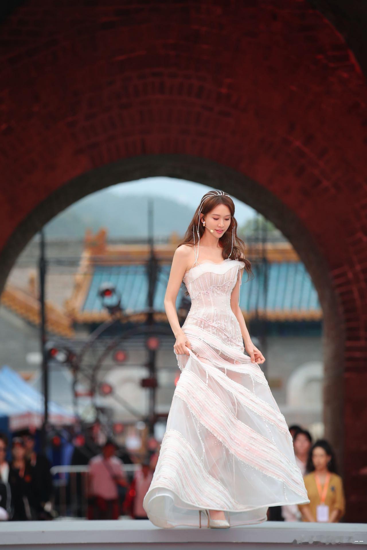 林志玲玉兰花开君再来路透林志玲玉兰花开君再来谁能拒绝民国风的志玲姐姐啊！横店路透