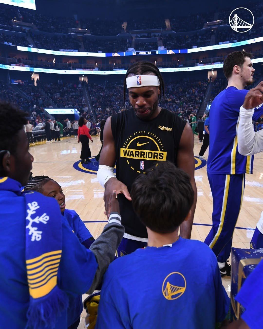 真有爱啊勇士队和小牛队与，向来自湾景基督教青年会和伯克哈尔特小学的当地青年赠送了