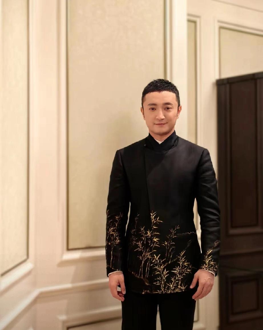 家人们谁懂啊！1月30日，央视主持人尼格买提在线“求救”，发文“谁来救救这张合影