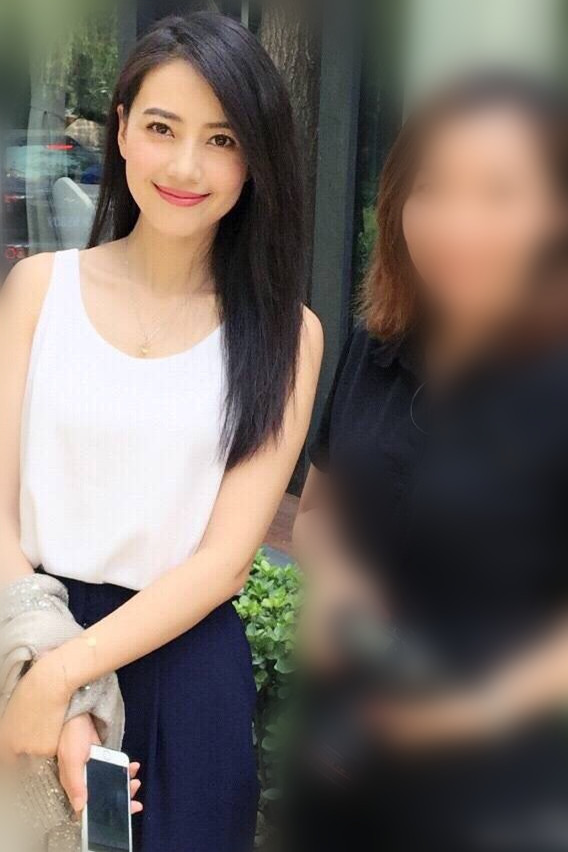 这状态，减脂期真的狠狠慕了刷到姐姐的生图直接被美晕！白背心黑长裤，黑长直披肩发，