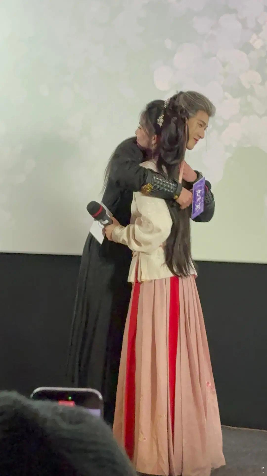 昀锐主动拥抱了美孟😭（已补live视频）  