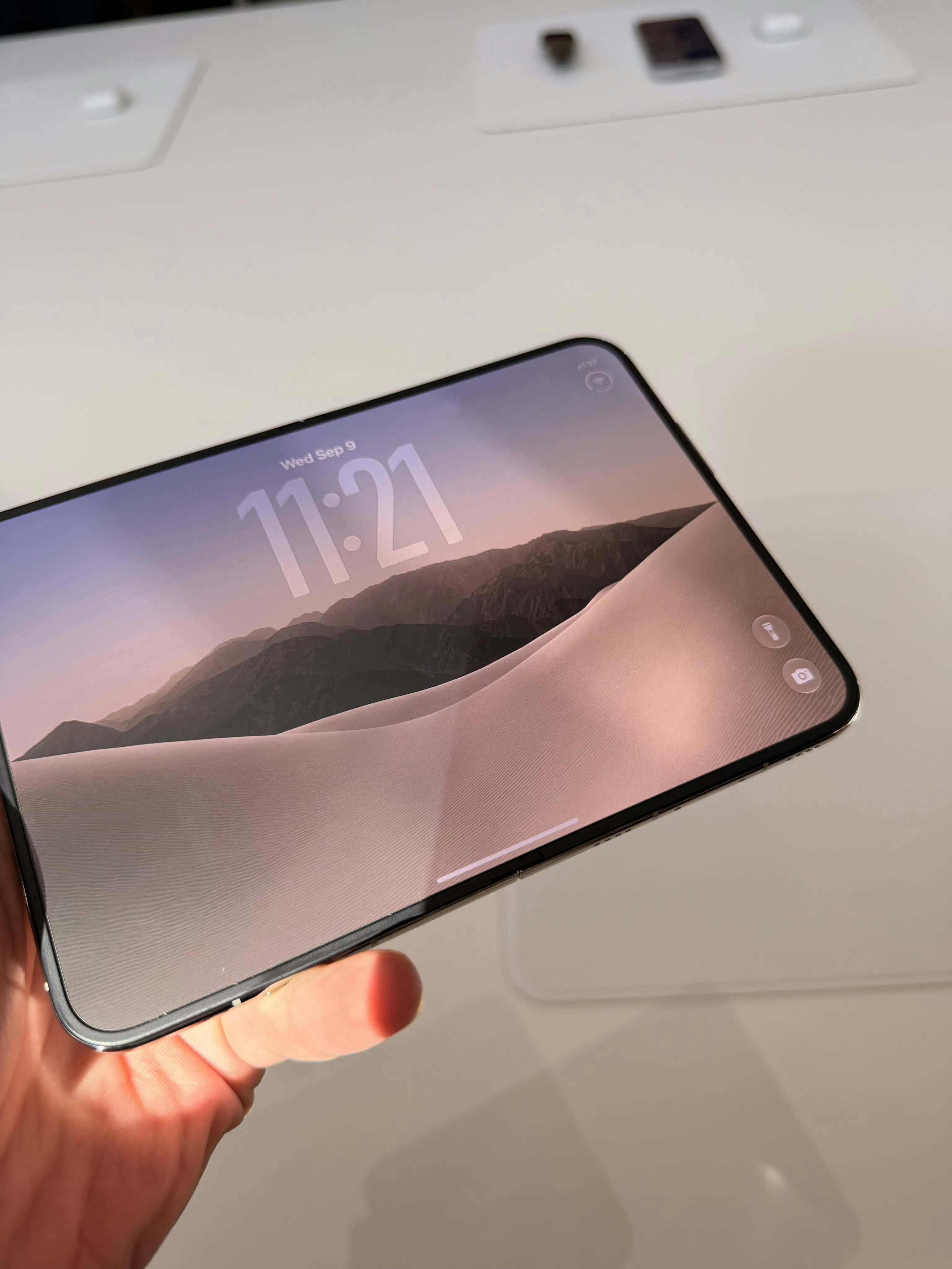 iPhoneDuo 折痕这种折叠型的屏幕，怎么可能没有折痕呢[允悲]就是这个折痕
