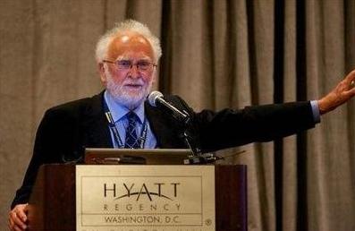 美媒提问：“究竟用什么方法才能击败中国？”美国哈佛大学教授查普曼回答：“美国永远