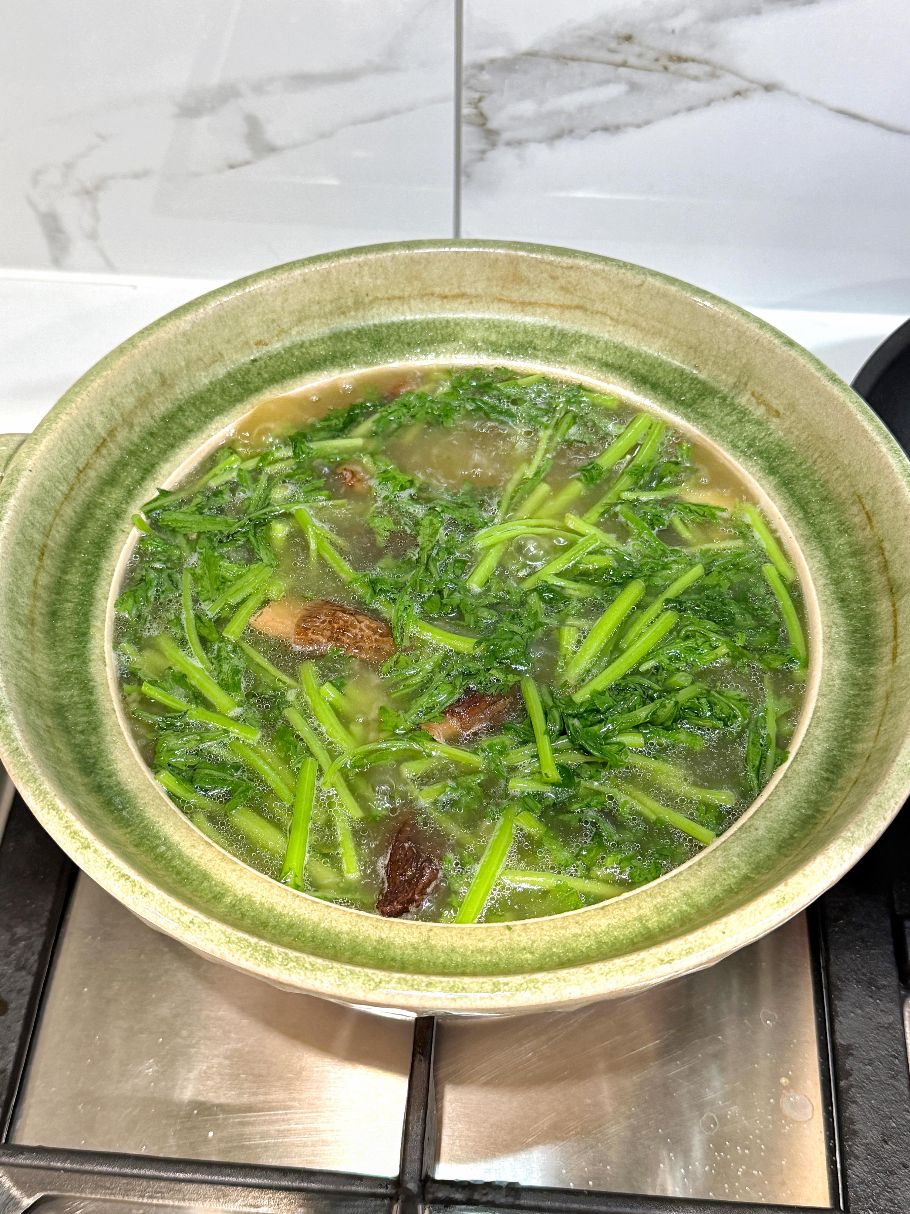 我是真没想到这份纯素汤—— 羊肚菌土豆茼蒿汤这么鲜！ ​​​