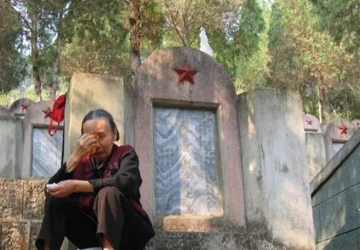 唐友国烈士的妹妹去了麻栗坡烈士陵园，就在哥哥墓前跪下，抱着碑放声哭。她说爸妈都走