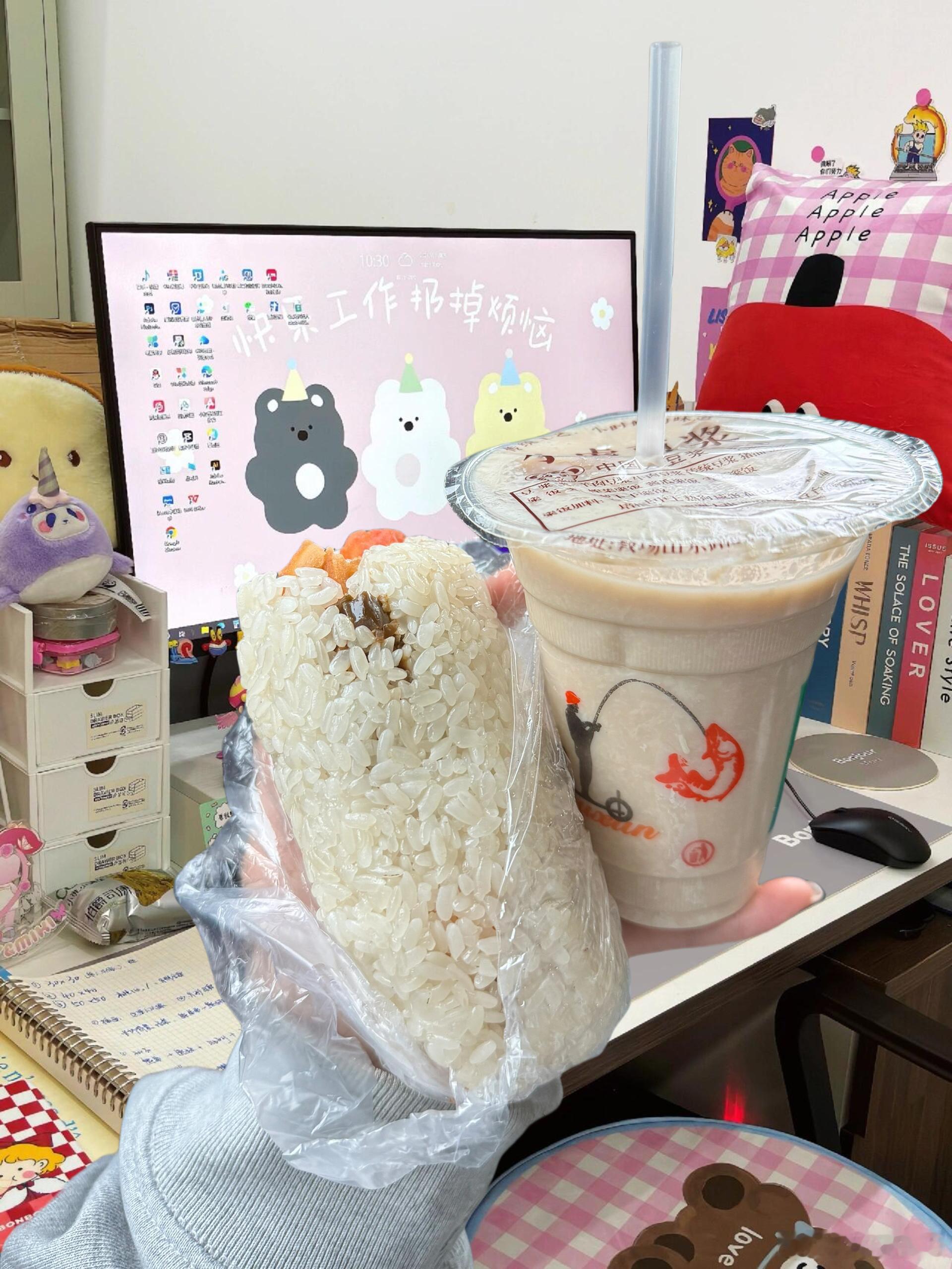 #是谁在周一逗我开心# 小棠的周一，总是被满满的幸福和温馨包围着，仿佛一周的美好