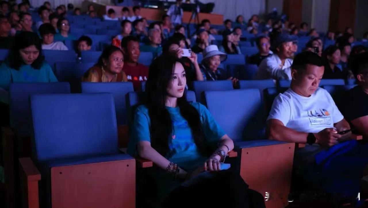 王菲女儿李嫣19岁近照曝光，明媚皓齿，嘴唇恢复得也太好了！穿蓝绿色T恤气场似超模