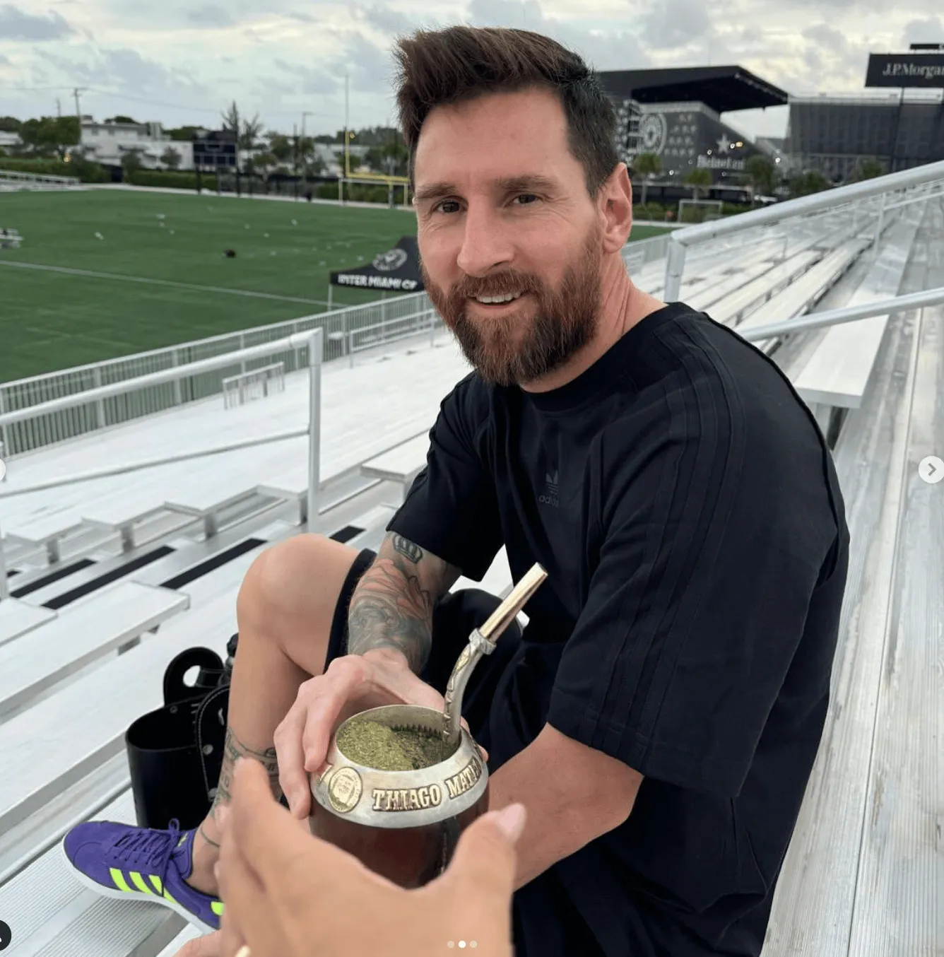 北京时间11月8日，阿根廷球星#梅西[超话]# 更新了自己的社交媒体，晒出了自己