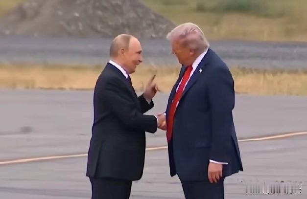 俄新社刚报道，普京在记者会上被问起重返G8的事，他直言现在这形势，真没法想象跟G