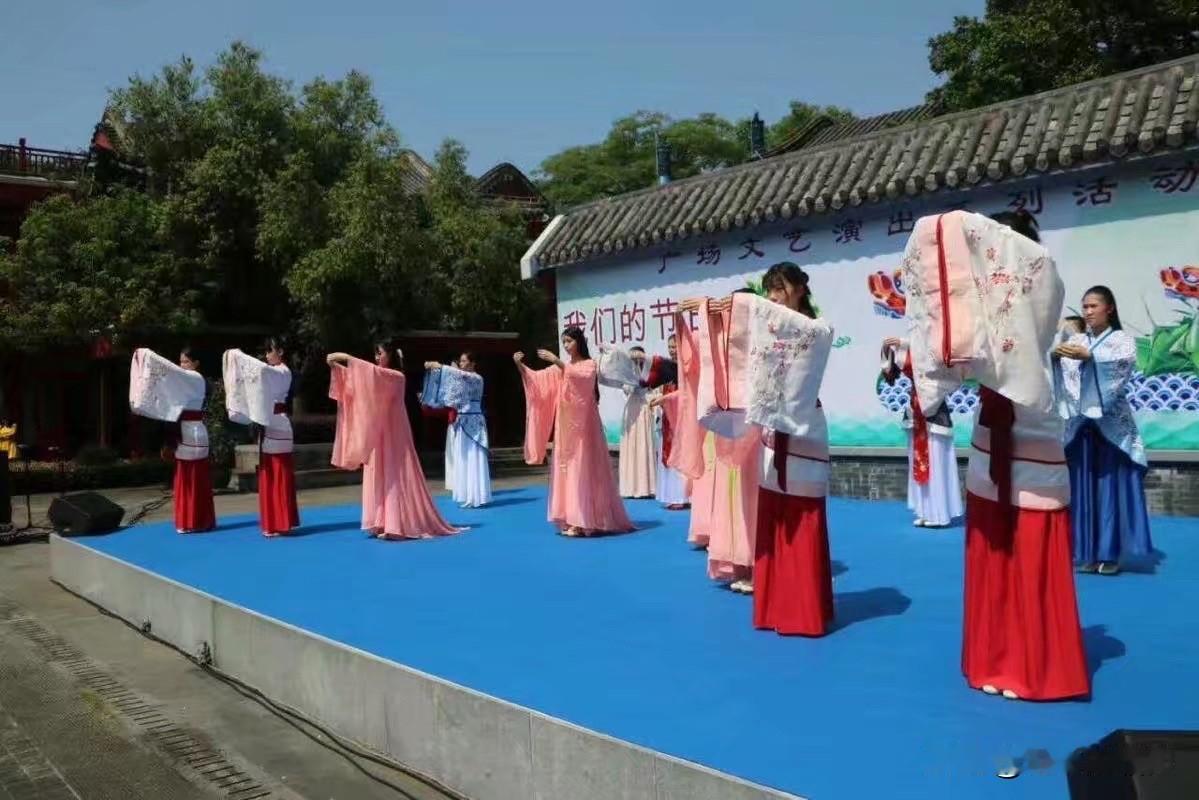 汉服一直是美丽而端庄的代名词，尽显东方韵味。中国人委婉含蓄的性格与汉服飘逸灵动又