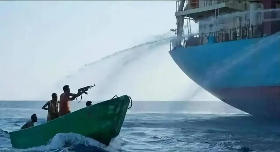 为何海员过海盗区不能配枪？因为在海上拿着枪的人，才是真正的危险，闹出人命是常有的