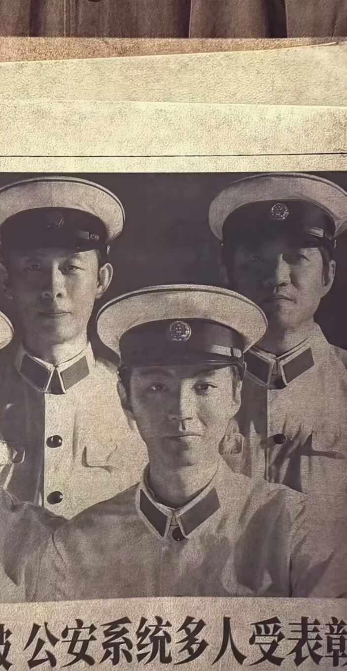我叫叶忠诚，戴上警徽那天
旁人都说少年难堪大案
蹲在现场寻找痕迹时我不敢松懈
罪