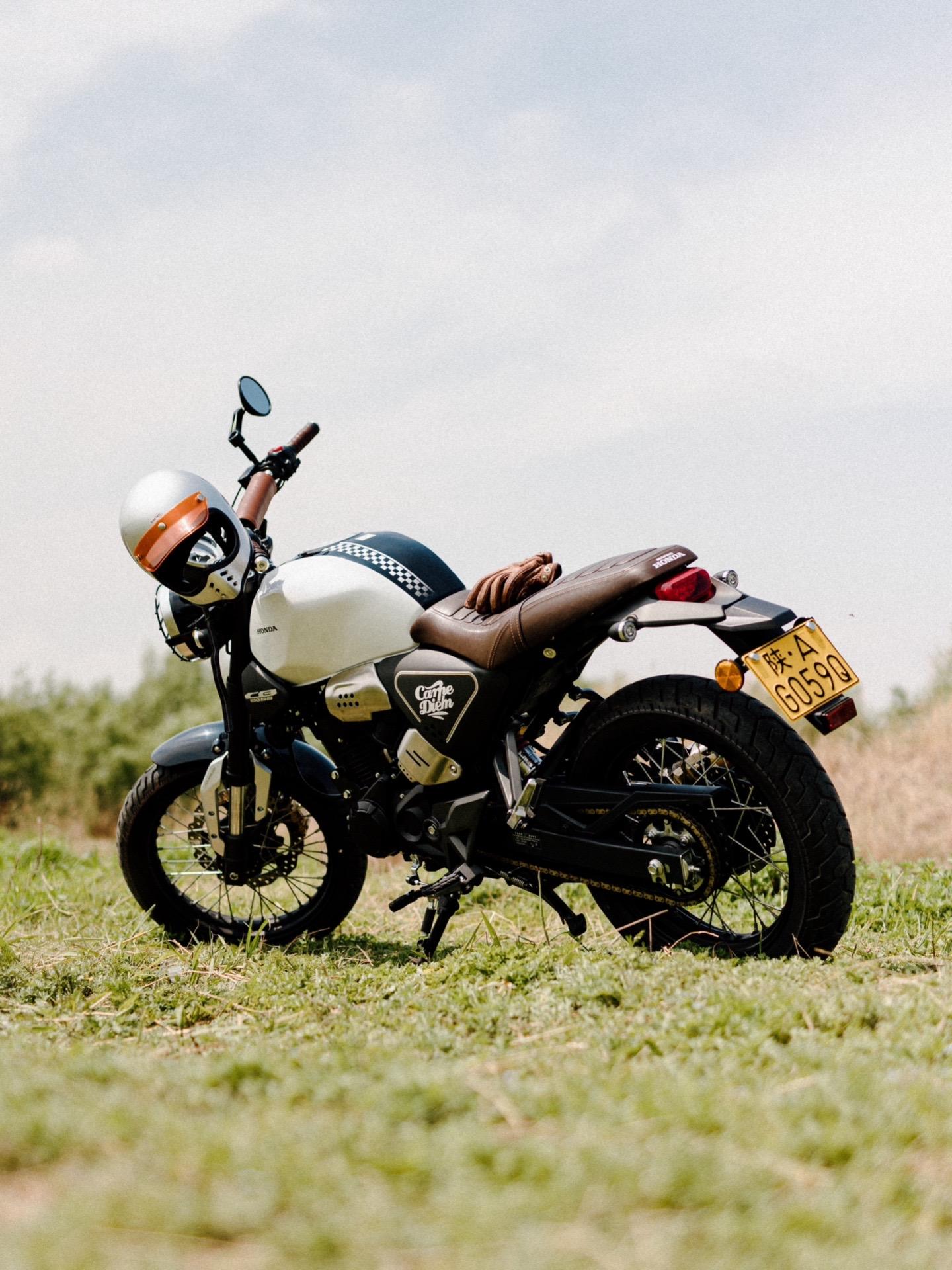 190ss/属于我的本田小狼.决定购入190ss
想要一台除通勤外同时拥有些玩乐属性的车
小排量 轻巧 省心省油 加上复古的外观
基本满足我对一台好骑的复古摩托的所有需求
在本来外观基础上简单改装了一些配件
本田cb190ss