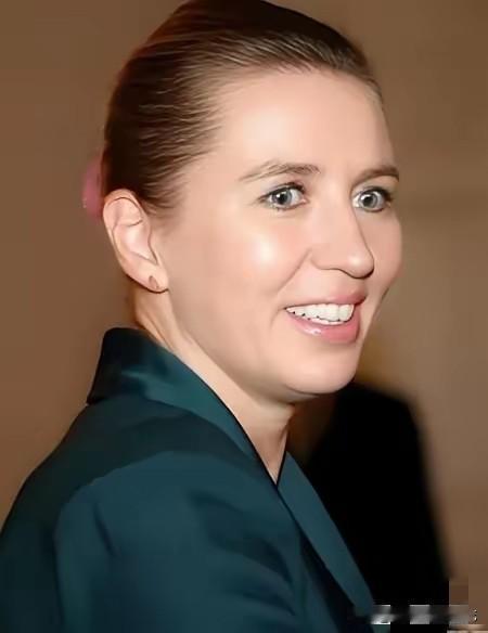 丹麦：如果美国胆敢侵略格陵兰岛，我们继续谴责俄罗斯！
丹麦女首相“跟着美国”做了