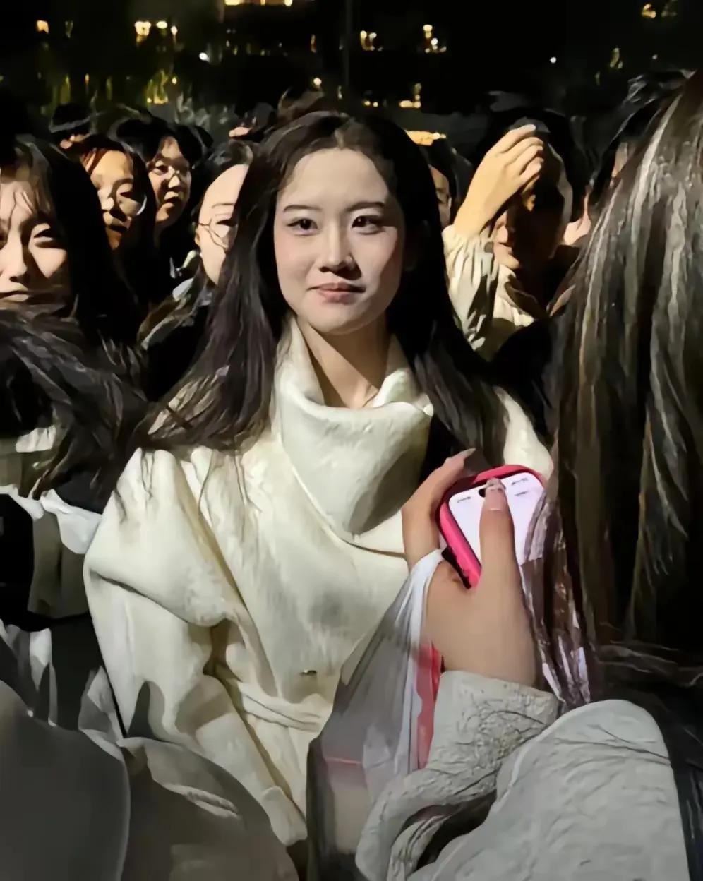 这个女子长得很富态，感觉非常从容淡定，身上有一定的气场，像是一个有福之人，有福之