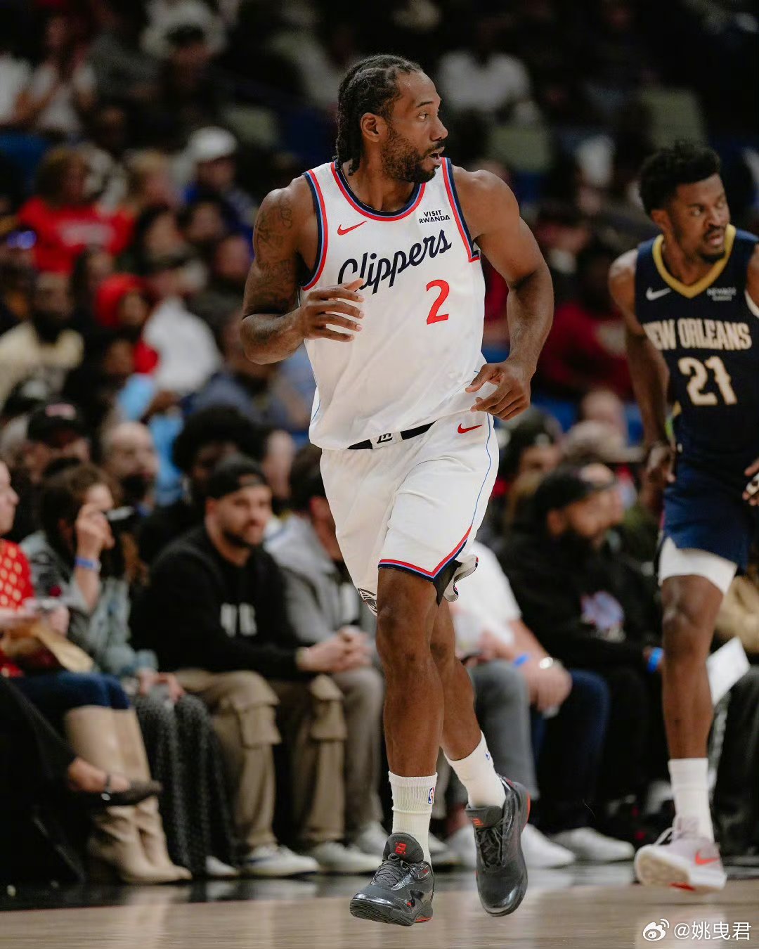 一边看着直播中复出的小卡大杀四方，一边听到老婆正在絮絮叨叨地训鸟：你不是鸟，你是