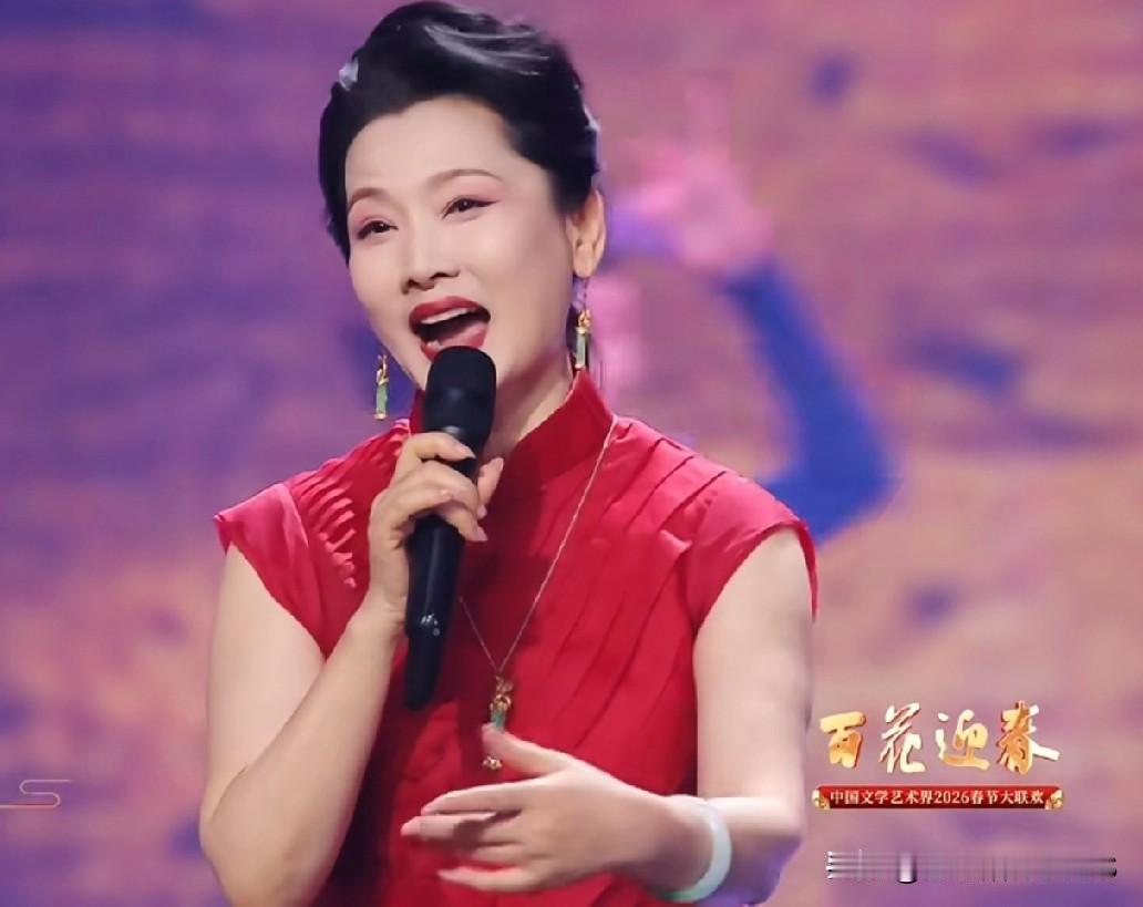 天南地北大拜年王馥荔、何赛飞、海清同框唱《兰花草》，真是各美其美！王馥荔自然老去