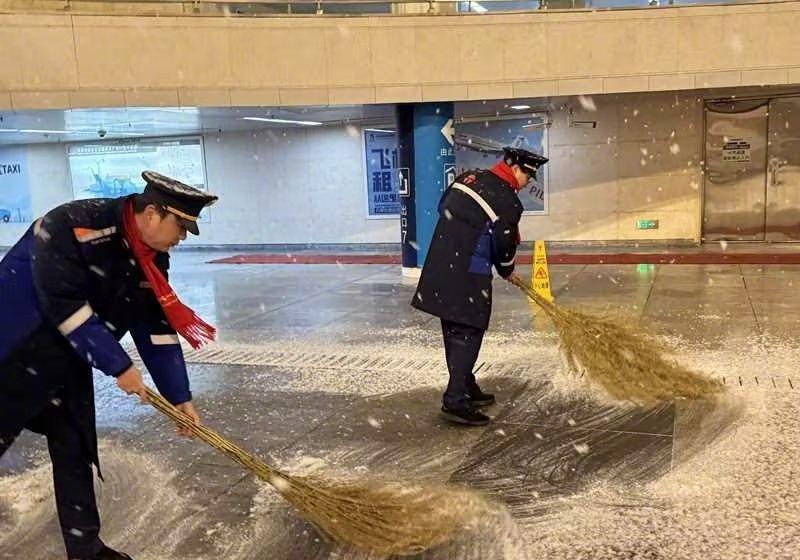 【风雪无阻，暖心服务伴归途】
天津站枢纽的工作人员们以雪为令，迅速行动，清扫路面