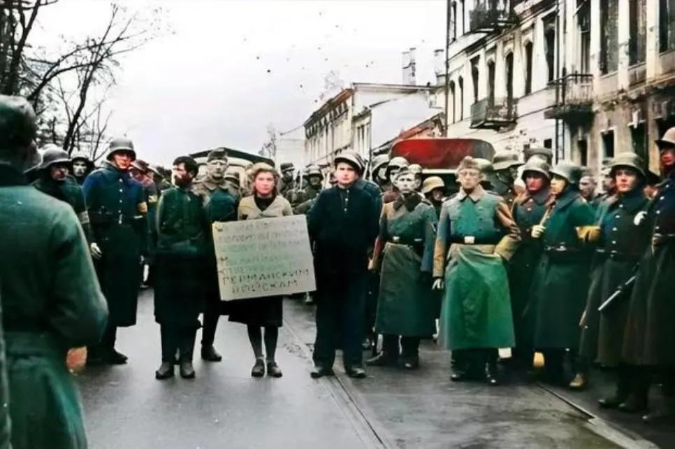 ​1941年，当时被称为苏联女英雄的玛莎勃洛斯金娜，被德军杀害时的情景。​​

