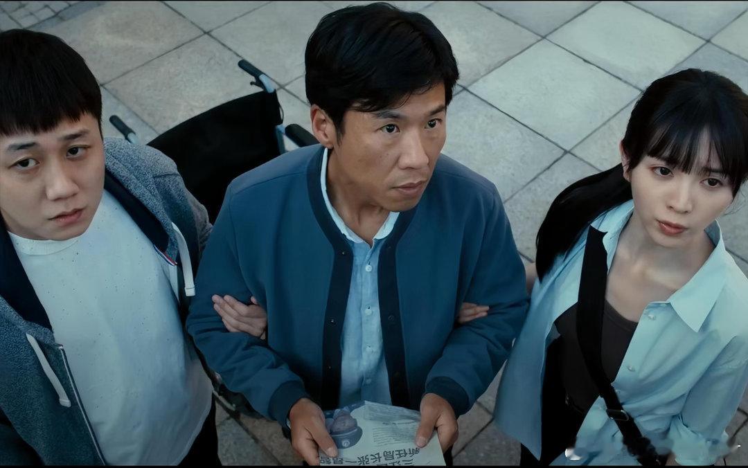王骁新剧没有一句正经台词低智商犯罪 王骁演搞笑角色也是那个味儿。被骂就笑着吟诗，