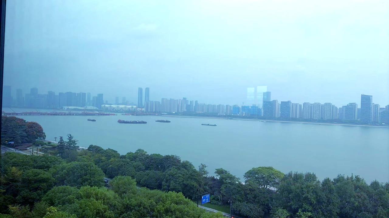 才懂古人那句“八月十八潮，壮观天下无”，绝非虚言。
翻查资料得知。
中秋前后日地