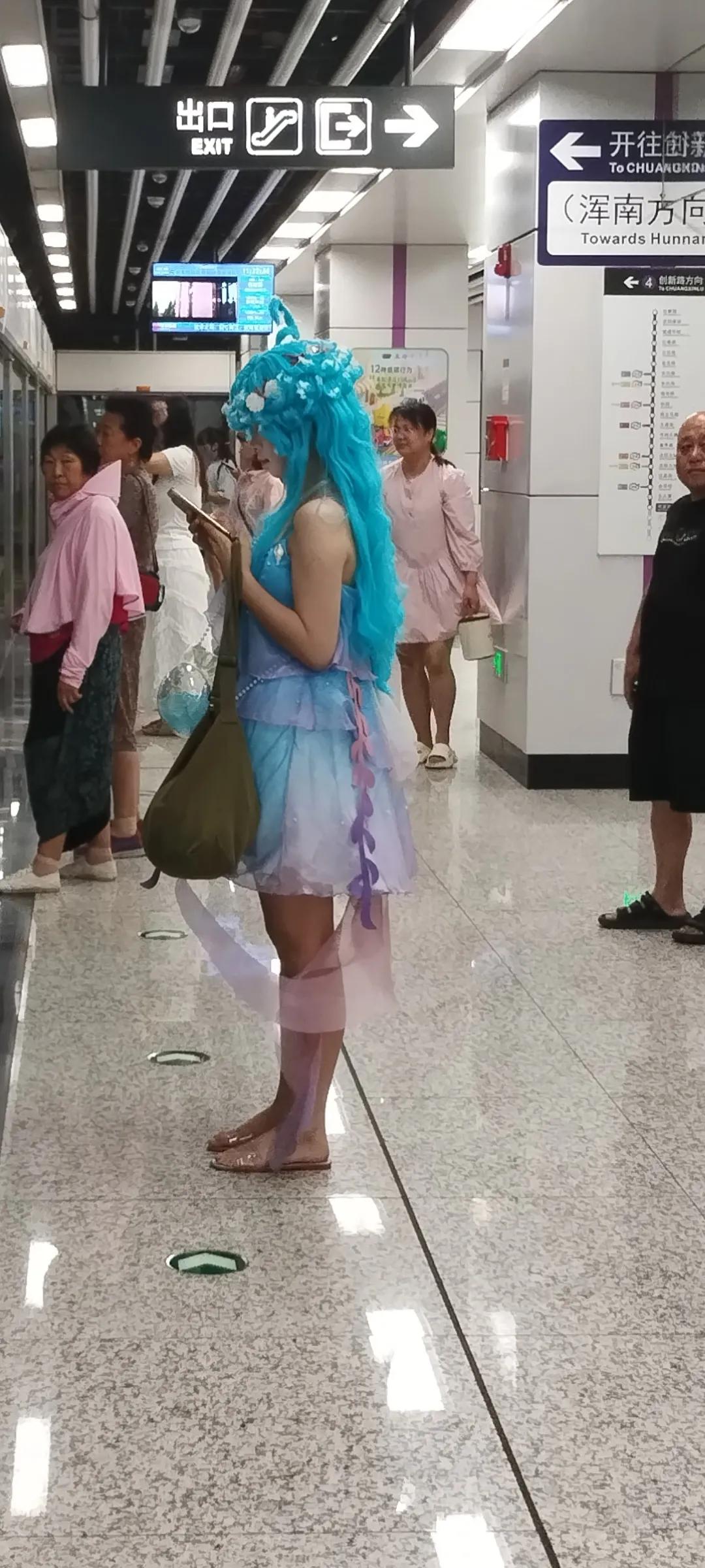 地铁站台里看到的。

为什么要这么打扮，这么穿戴呢？

是为了吸引人们的眼球吗？