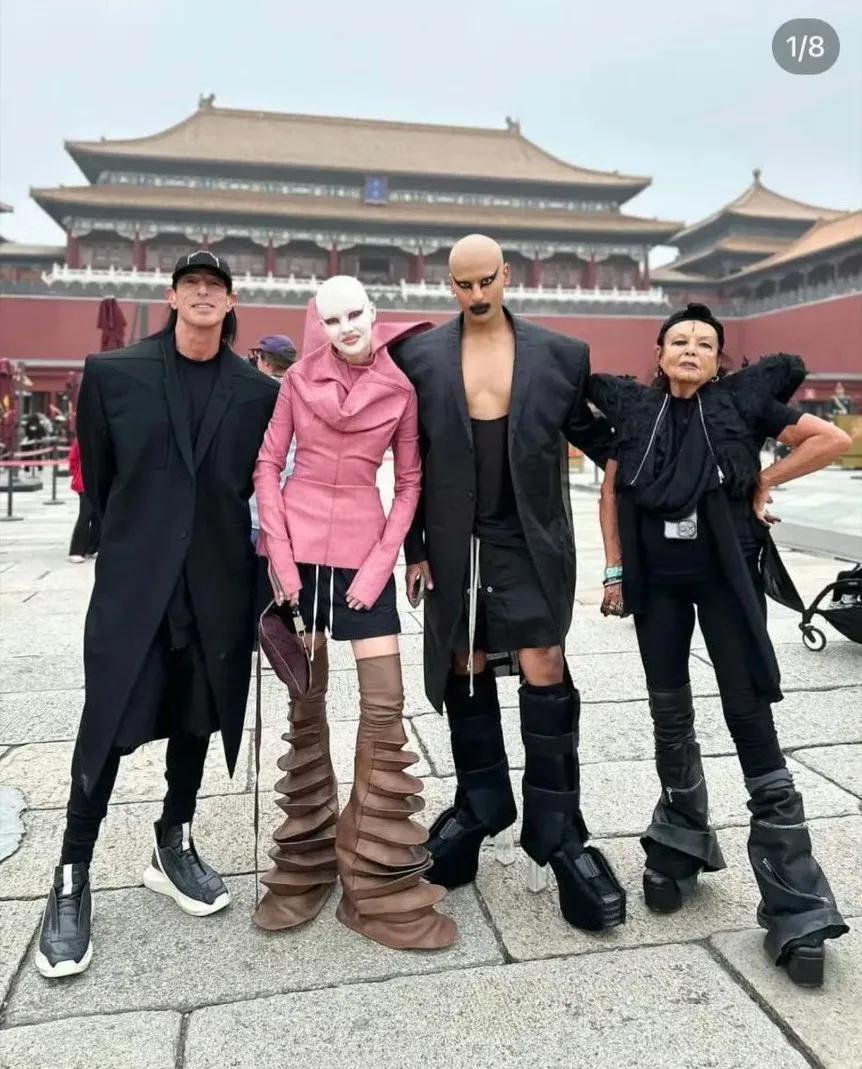 这四个“时尚界”人士在参观故宫的时候，因为奇装异服，打扮成吸血鬼模样而被故宫的保