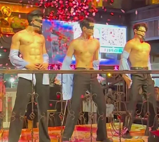 太解气了，
徐州一烧烤店办“男模秀”被罚，不外乎2个原因：

1.看视频里男模一