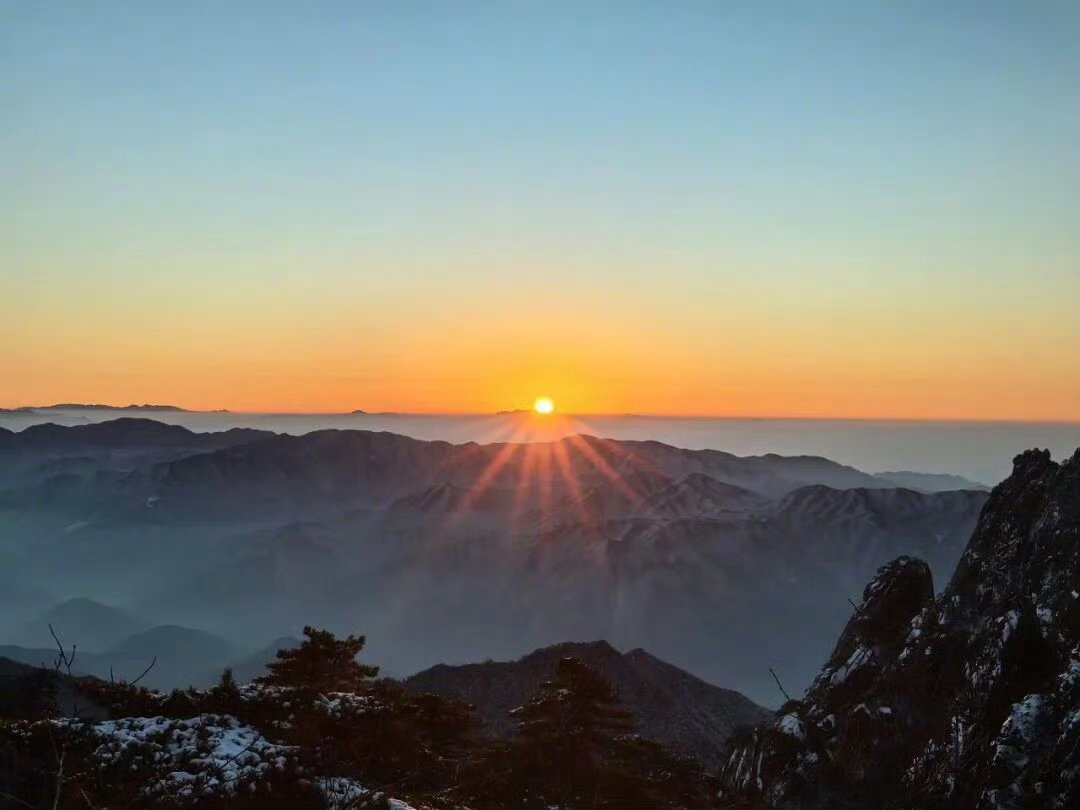 【#2025年黄山景区接待游客516.8万人#】#黄山景区去年实现营收超21亿元