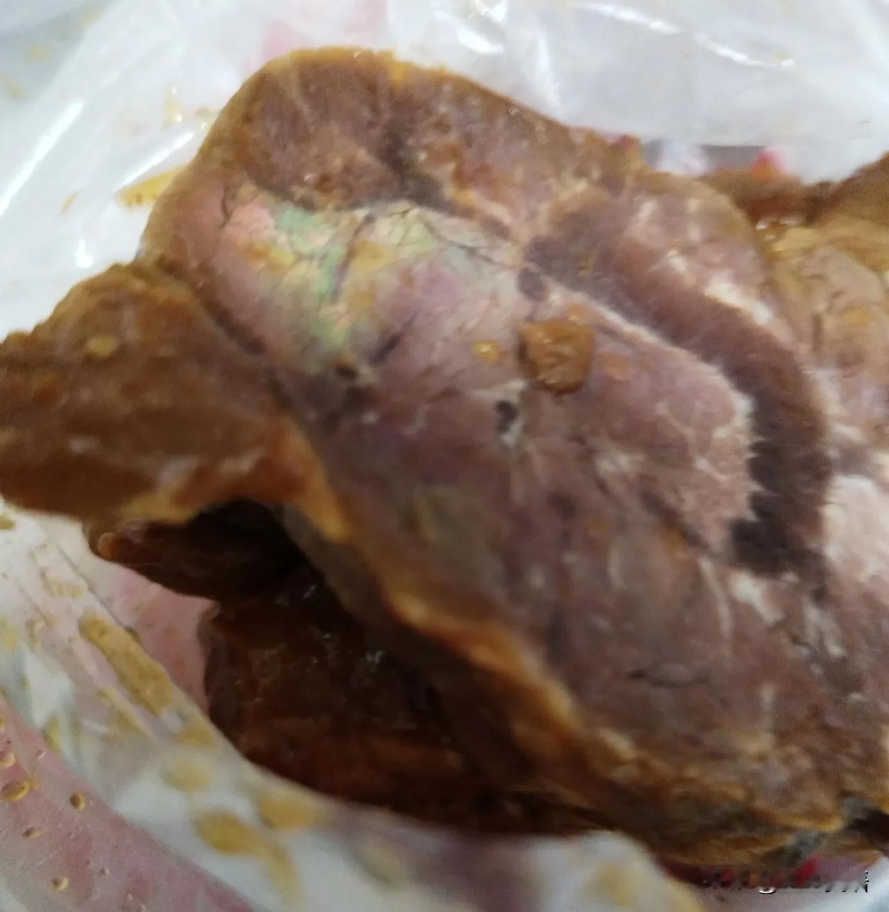 后悔了。
刚偷懒，去买了一块酱牛肉。看着很新鲜，大品牌波尼亚的，可买回来发现冒着
