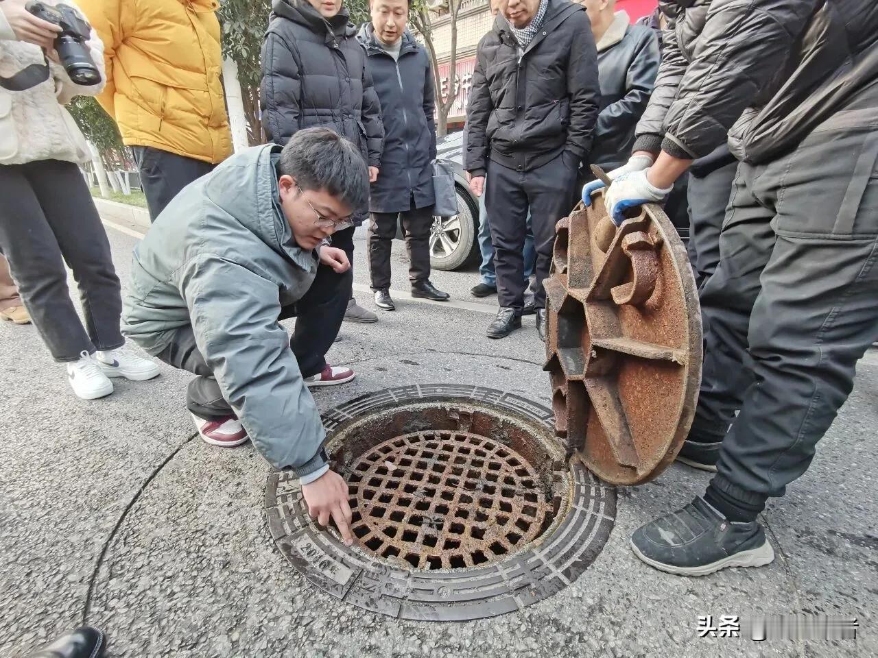 南岸区：南滨路体验感提升，请从井盖开始！
很久没去南滨路，这个周末开车从南滨路经