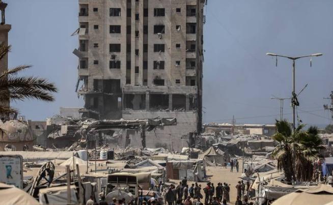 俄乌冲突持续胶着，城市基础设施遭袭，数百万民众生活受扰。

巴以冲突人道危机严峻