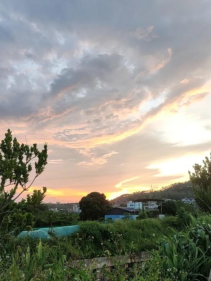 随手拍夕阳西下，真的能捕捉到生活中超绝的美！8月27日湖北咸丰县坪坝营镇青岗坝村