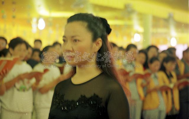 1997年，白冰冰在女儿白晓燕告别仪式上，一张罕见的留影，画面里身着黑衣的白冰冰
