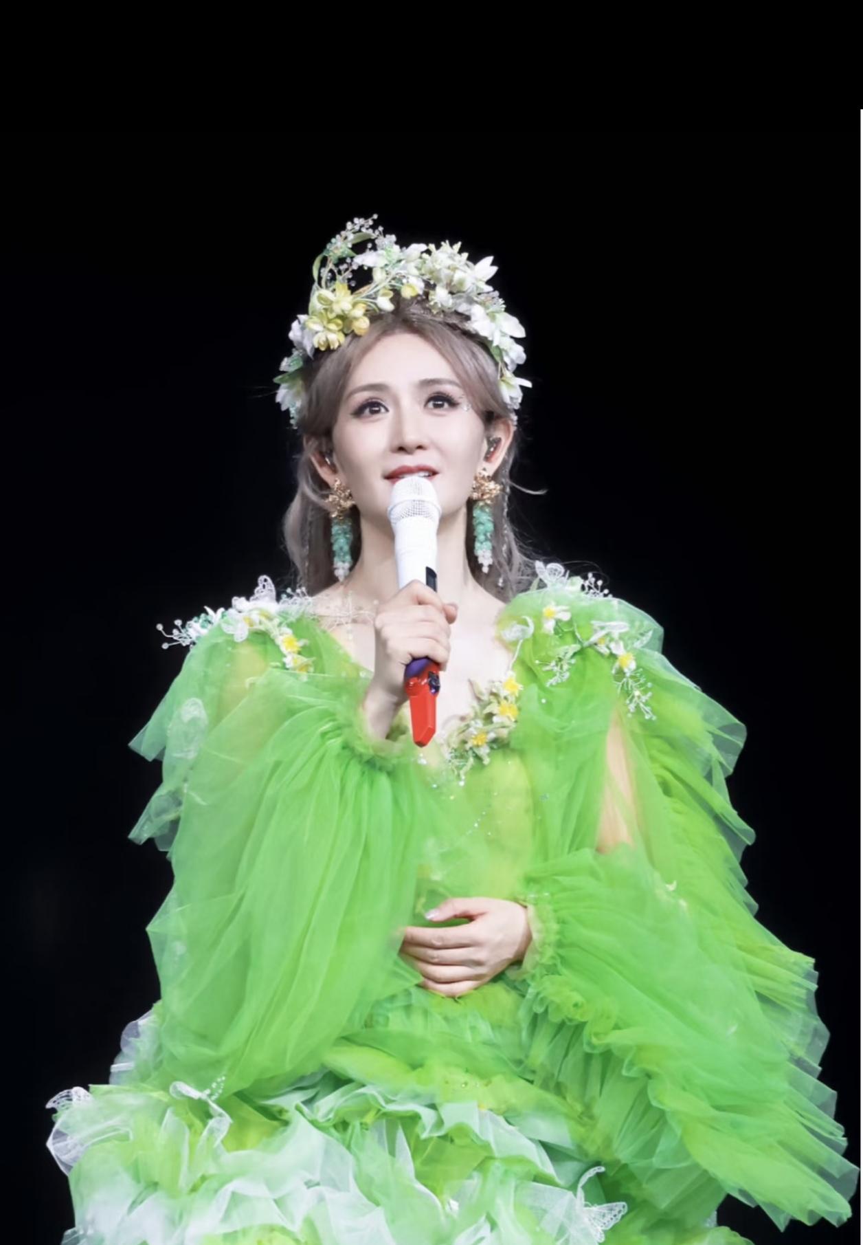 谢娜官宣开巡回演唱会，
这事现在好像风向全变了，

不知道的还以为谢娜要塌房了呢