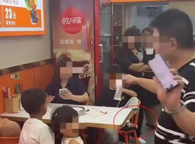 免费续面 无限续面这件事双方都有责任，顾客七个人只买一碗面然后加两次面这是事实，