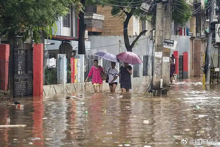 暴雨天留心4个风险点，不止4个吧？我来加几个。1.暴雨天气，不要蹚不明积水，涉水
