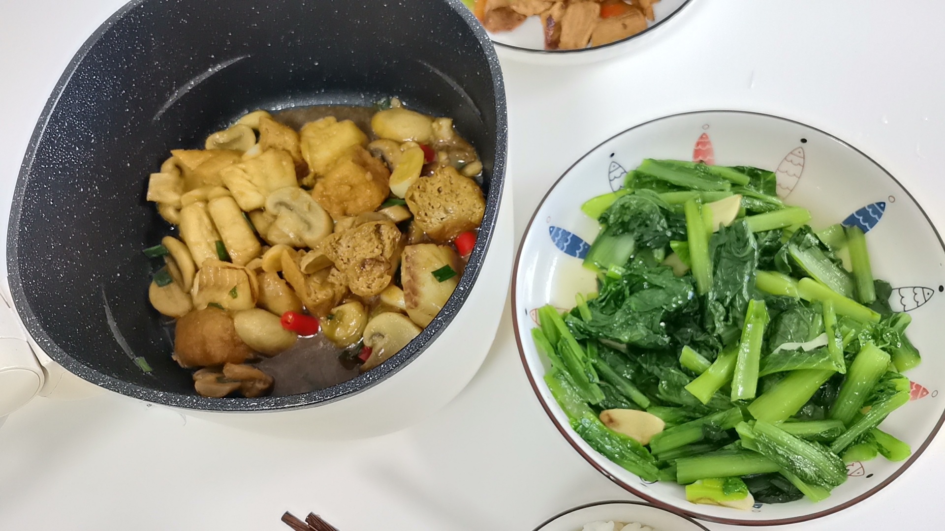 鳕鱼煲&青菜鳕鱼菜谱：鳕鱼拍一层淀粉煎黄盛出，放油爆香蒜和葱白，煎蘑菇，加一点水