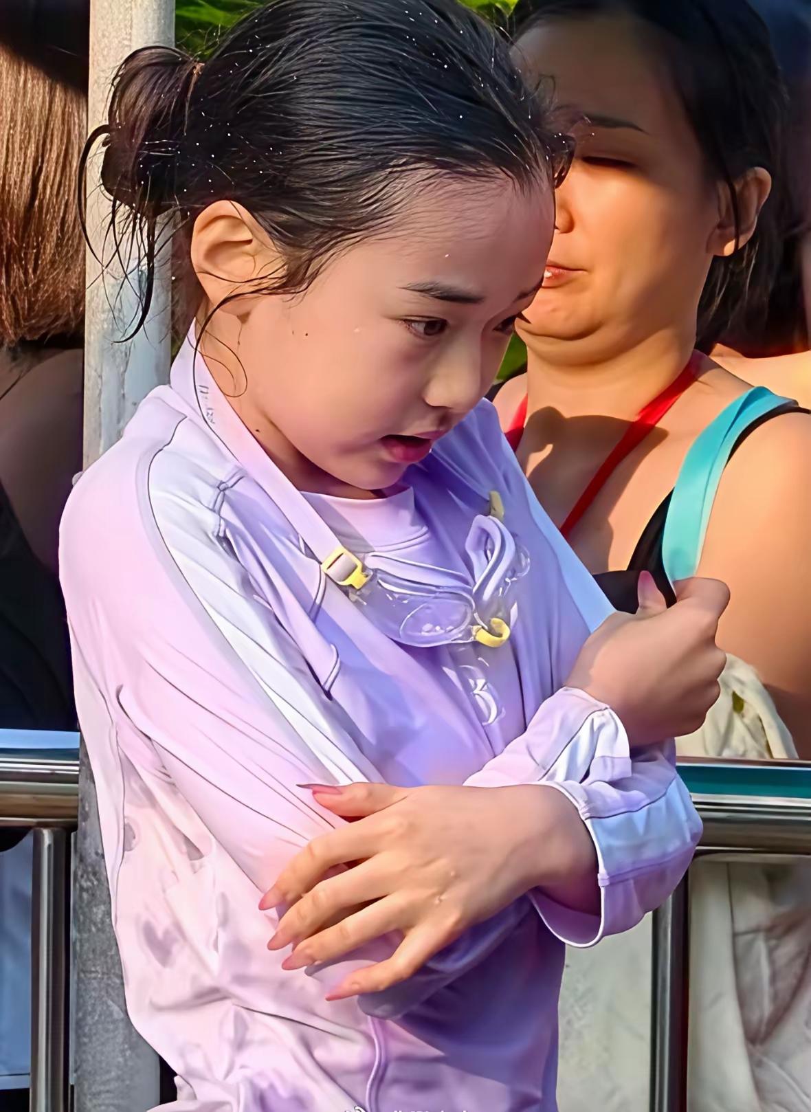 董璇跟张维伊的女儿小酒窝，
             才九岁就实现了做美甲自由，