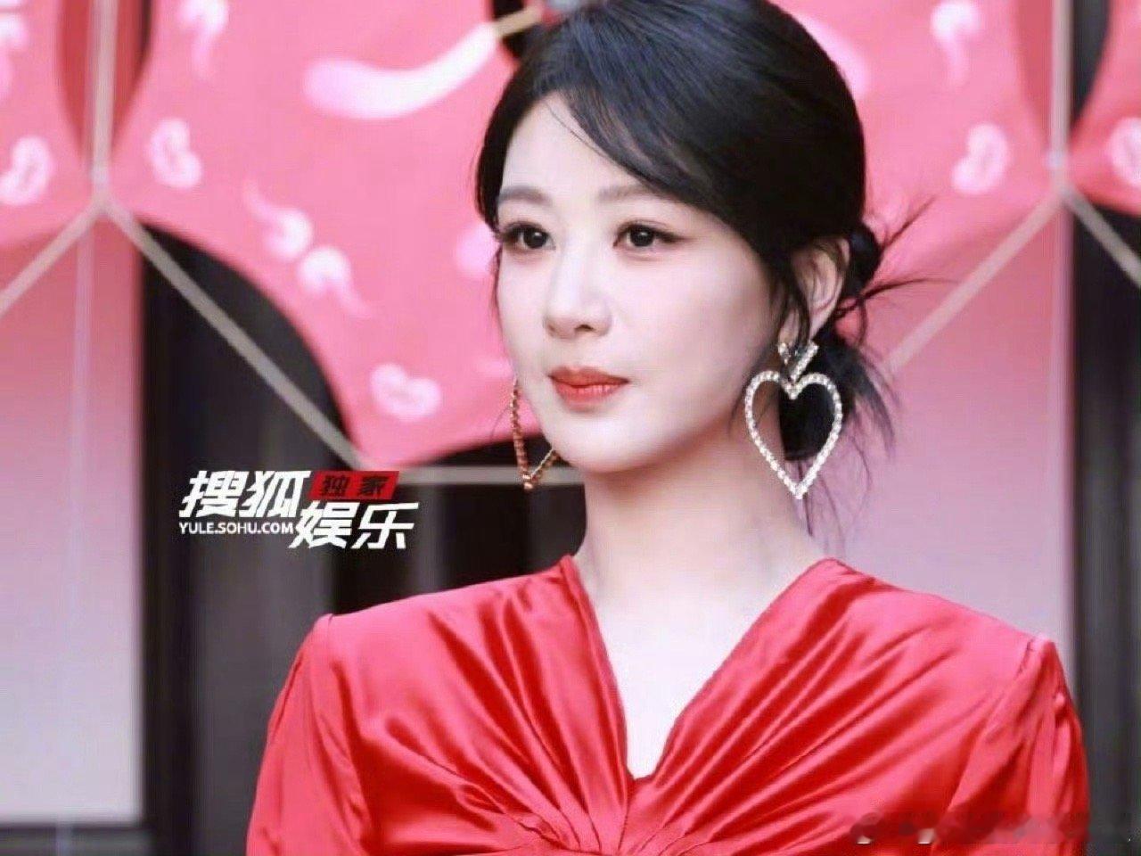 迪丽热巴、杨紫红裙造型🈶️谁驾驭的更好 