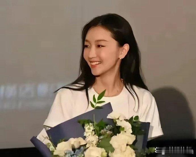 医美后的周冬雨，确实漂亮多了，如果再增加些体重，把身材修饰好，那就更加完美了。 