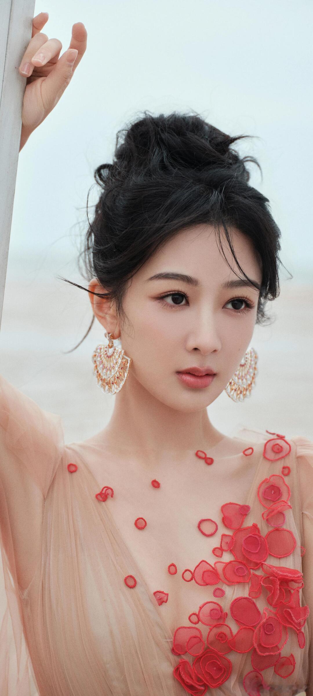 杨紫 养老剧 杨紫蜕变，小葡萄化牡丹演技惊艳《芳华》在影视界中，杨紫恰似一颗持续