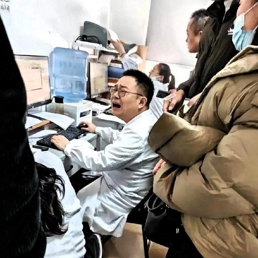 一位主任医师在医生办公室嚎啕大哭，
原来是因为他母亲被确诊为胰腺癌晚期！

这位