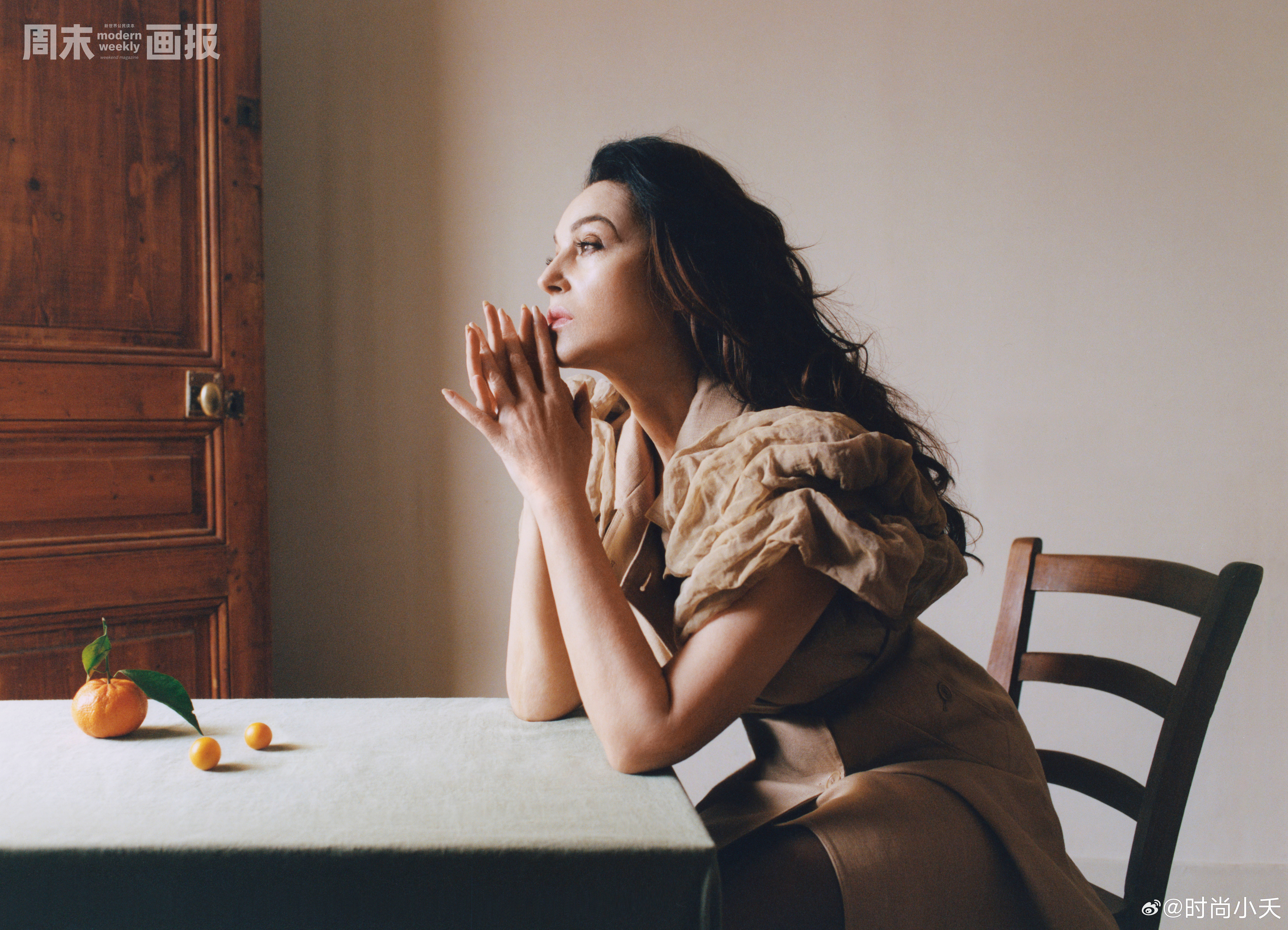 莫妮卡·贝鲁奇以西西里传奇之姿登封《周末画报》。她的美饱满且无须商量，在时间与光