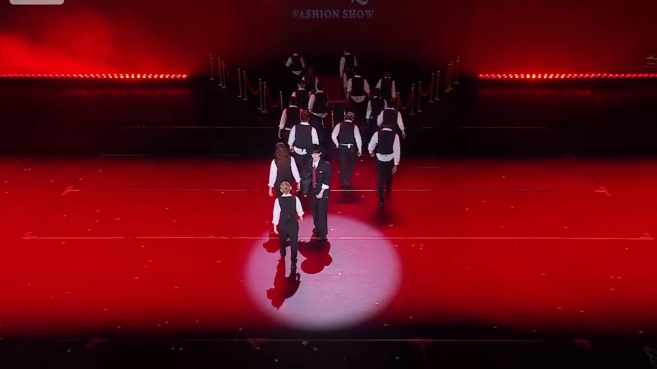 我还在回味这个solo舞台，完全是认真打磨过的艺术品，手持麦全开麦唱跳，帽子无固