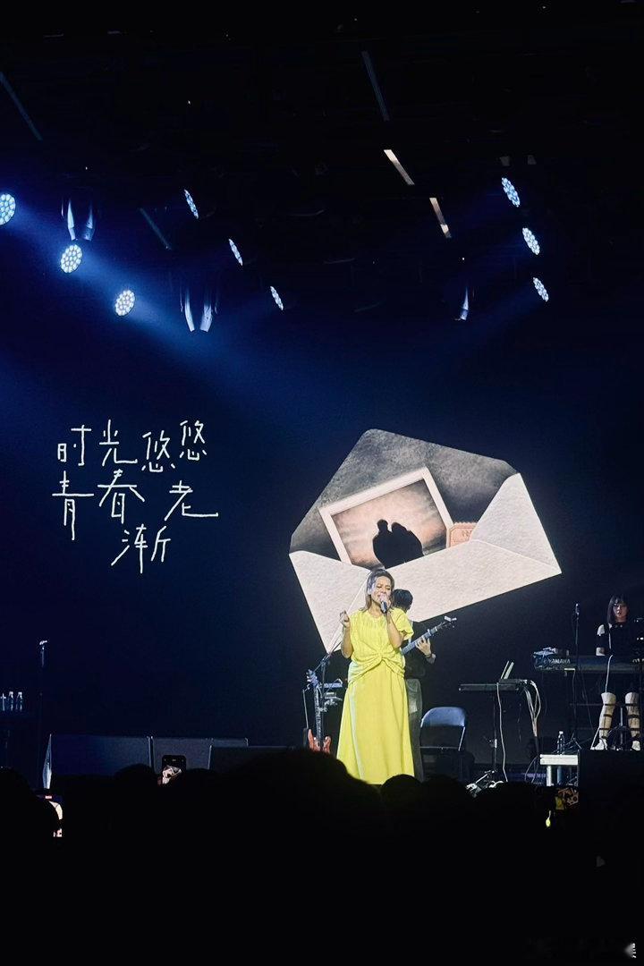 江美琪演唱会送歌迷礼物江美琪深圳场纯宠粉 一场演唱会，既有青春的回忆，又有暖心的