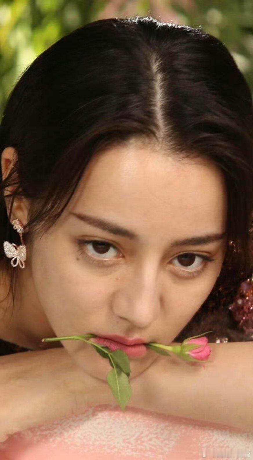 感觉早期不如现在漂亮，但高雯很漂亮 ​​​